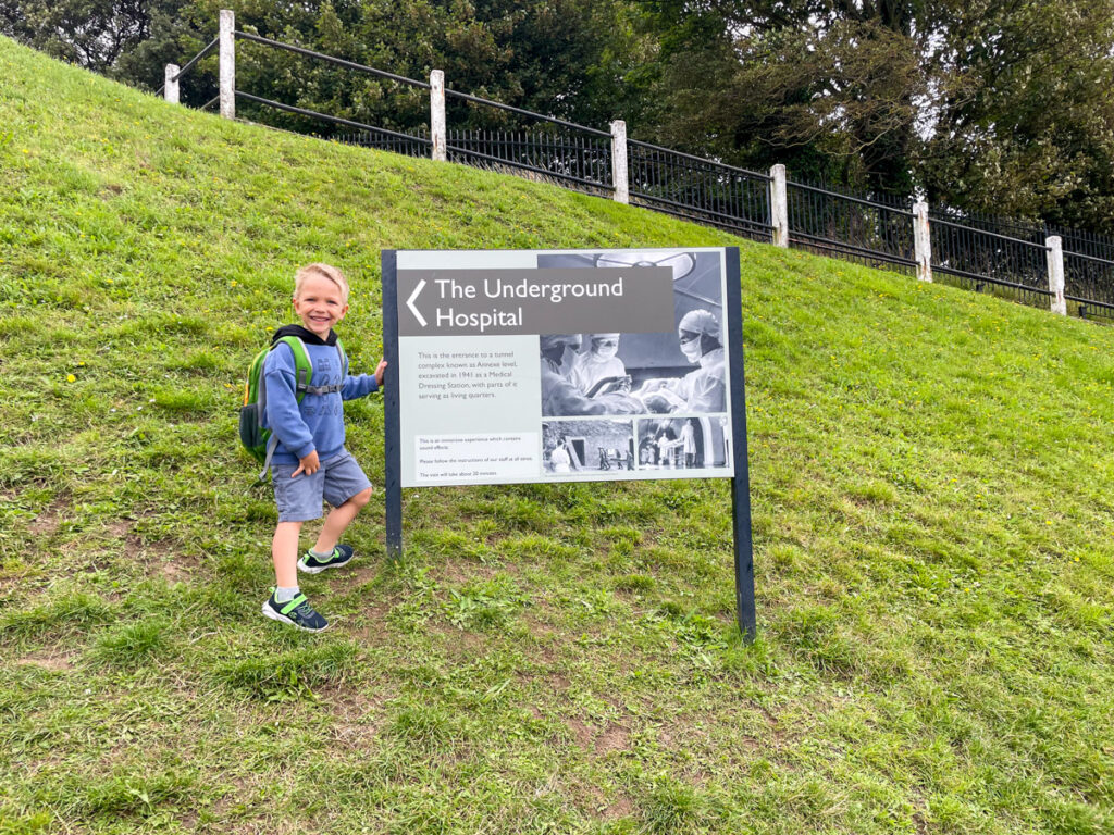 Ben Bertoni di fronte al cartello che indica l'ingresso all'ospedale sotterraneo