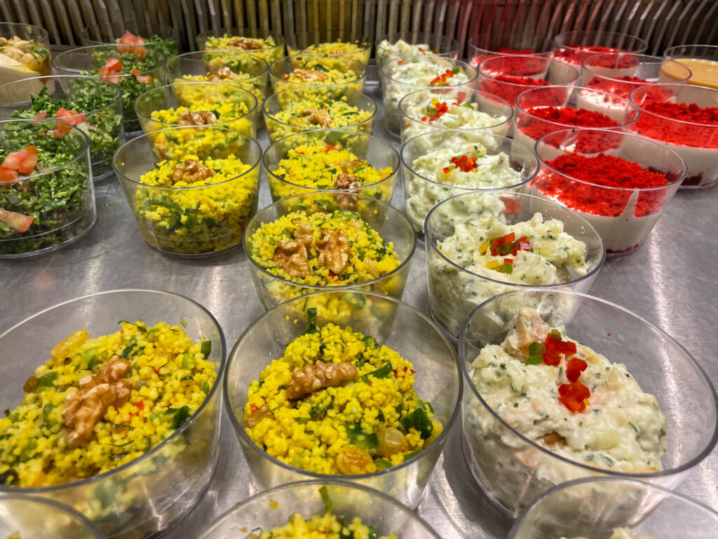 Monoporzioni nel salad bar del buffet dell'Al Maha Services Lounge dell'aeroporto di Doha