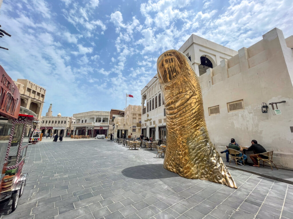Scultura Golden Thumb al Souq Wafiq di Doha, Qatar