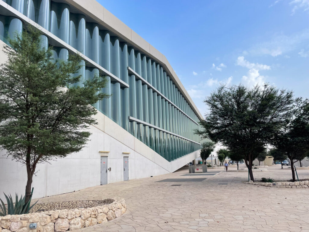 Esterno della Qatar National Library nel quartiere Education City a Doha