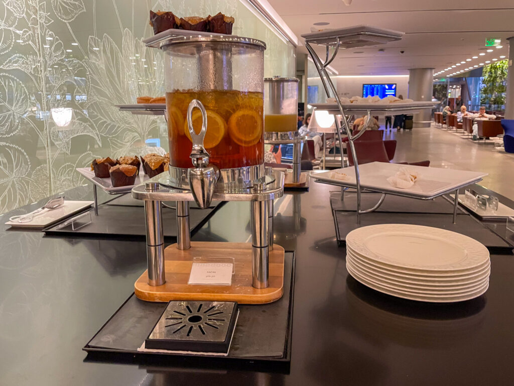 Tè e muffin all'Al Maha Services Lounge dell'aeroporto di Doha