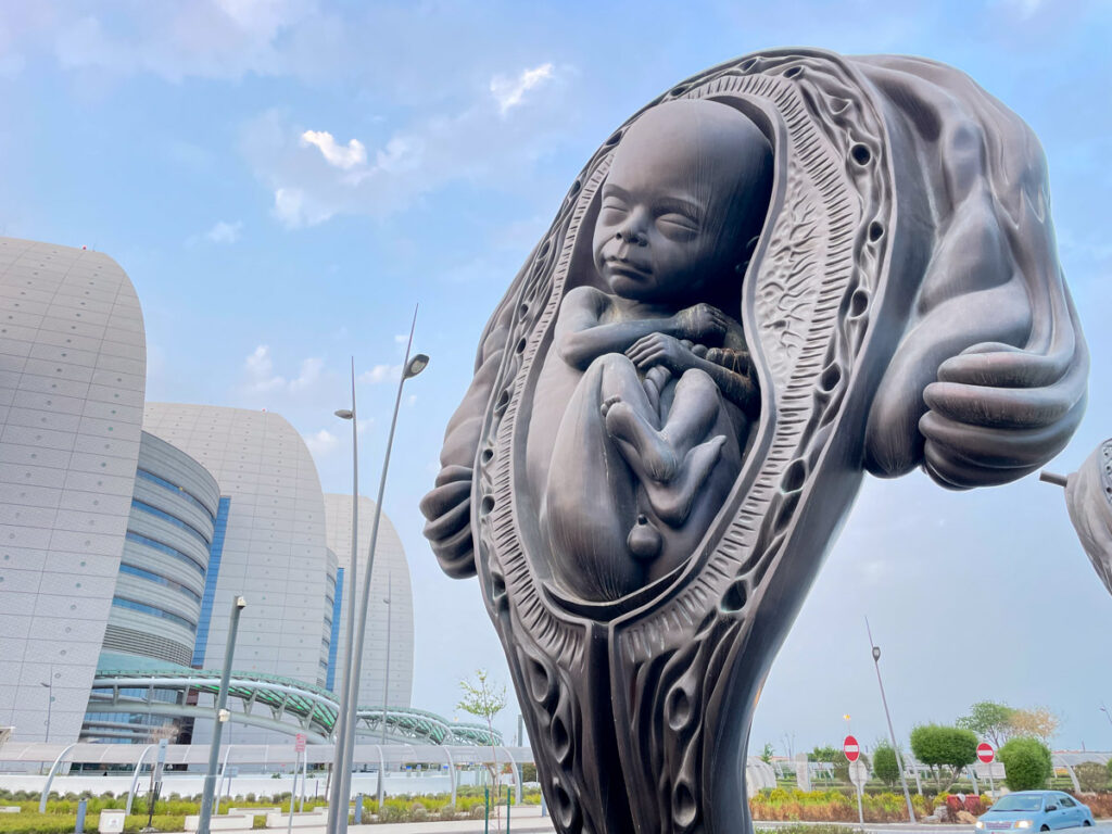 The Miraculous Journey, installazione di Damien Hirst davanti al Sidra Medicine di Doha