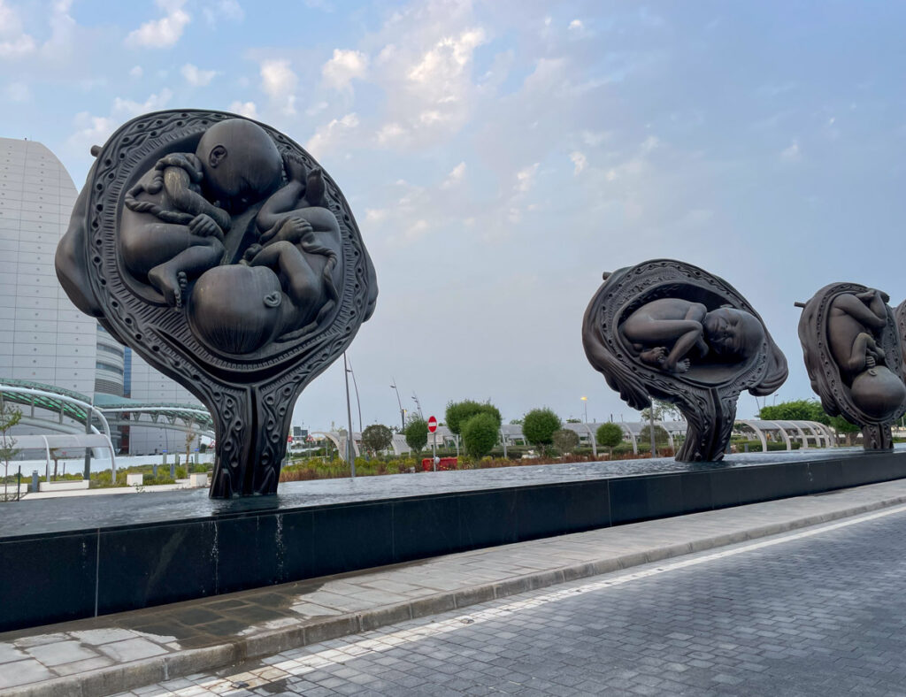 The Miraculous Journey, installazione di Damien Hirst davanti al Sidra Medicine di Doha