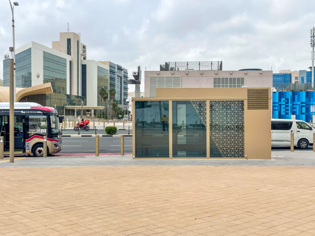 Esterno di una fermata del bus con aria condizionata a Doha, Qatar