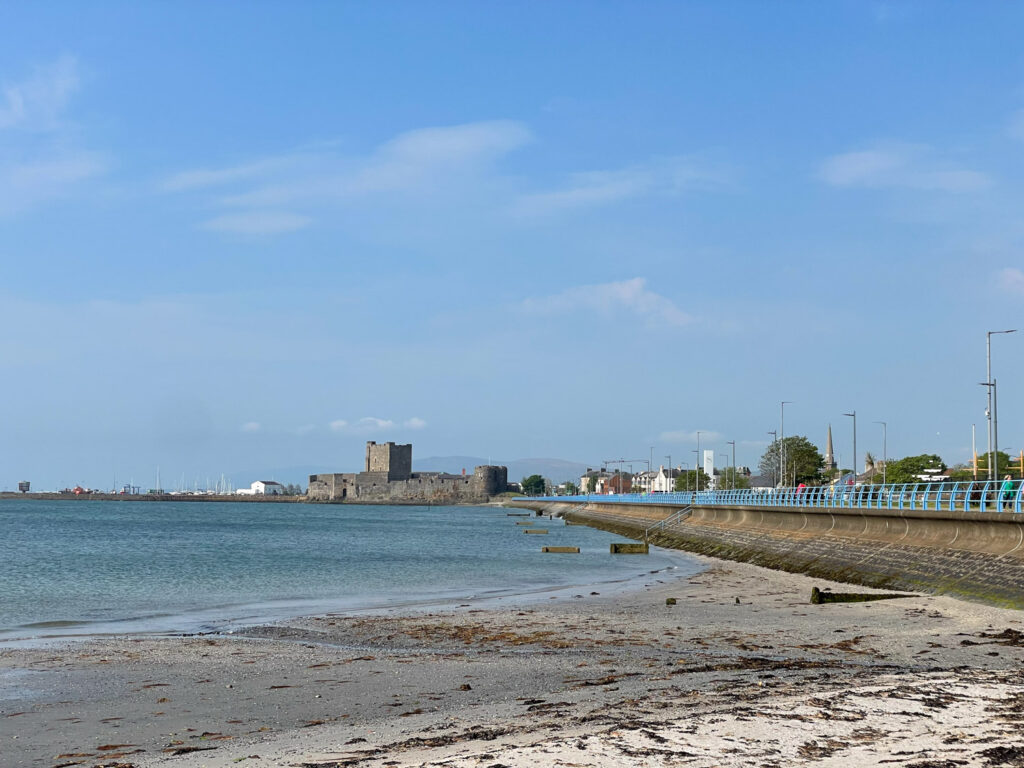 Vista del mare con il Castello di Carrickfergus in lontanza, in Irlanda del Nord