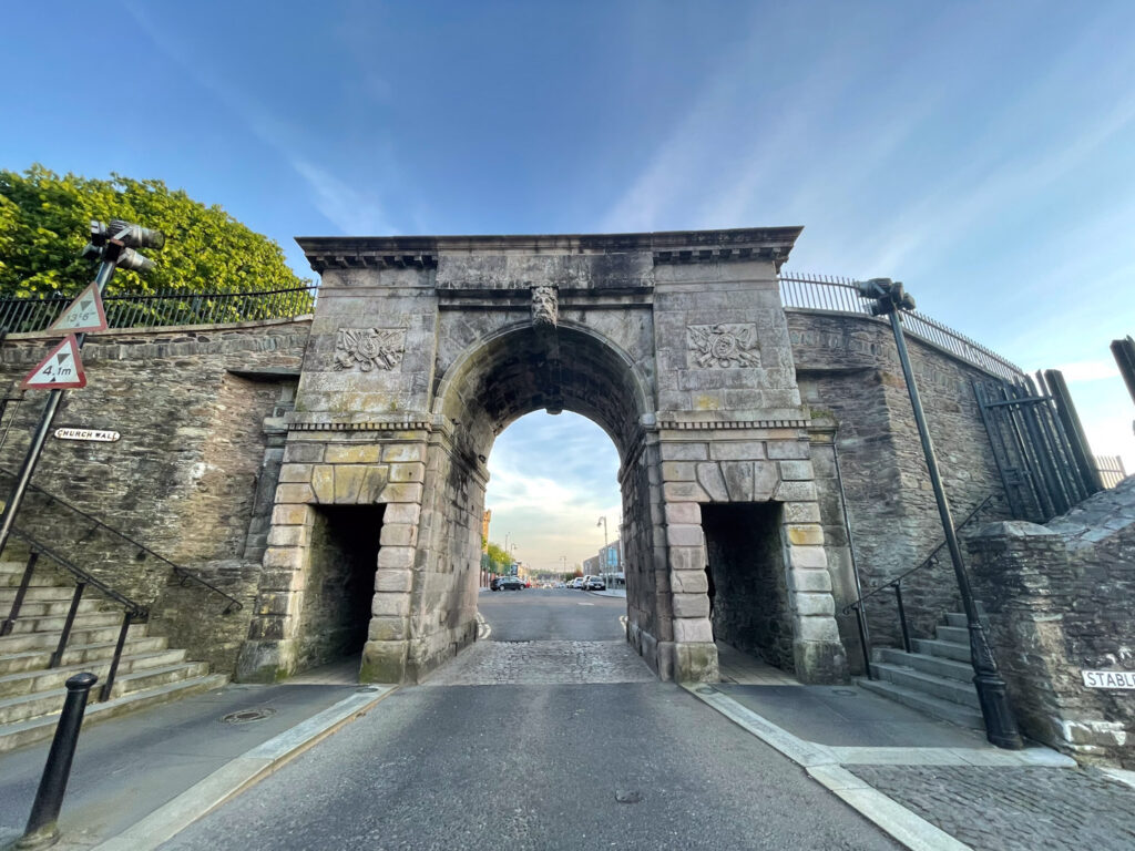 Strada a senso unico con passaggio sotto un arco a Derry, in Irlanda del Nord