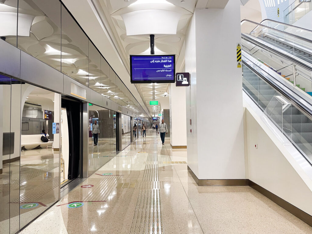 Interno di una fermata della metropolitana a Doha, Qatar