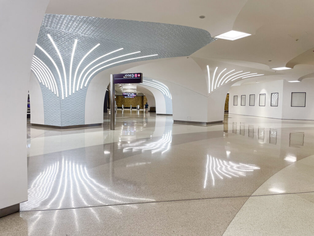 Interno di una fermata della metropolitana a Doha, Qatar