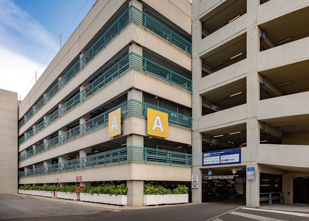 Parcheggio multipiano dell'aeroporto di Roma Fiumicino gestito da Easy Parking