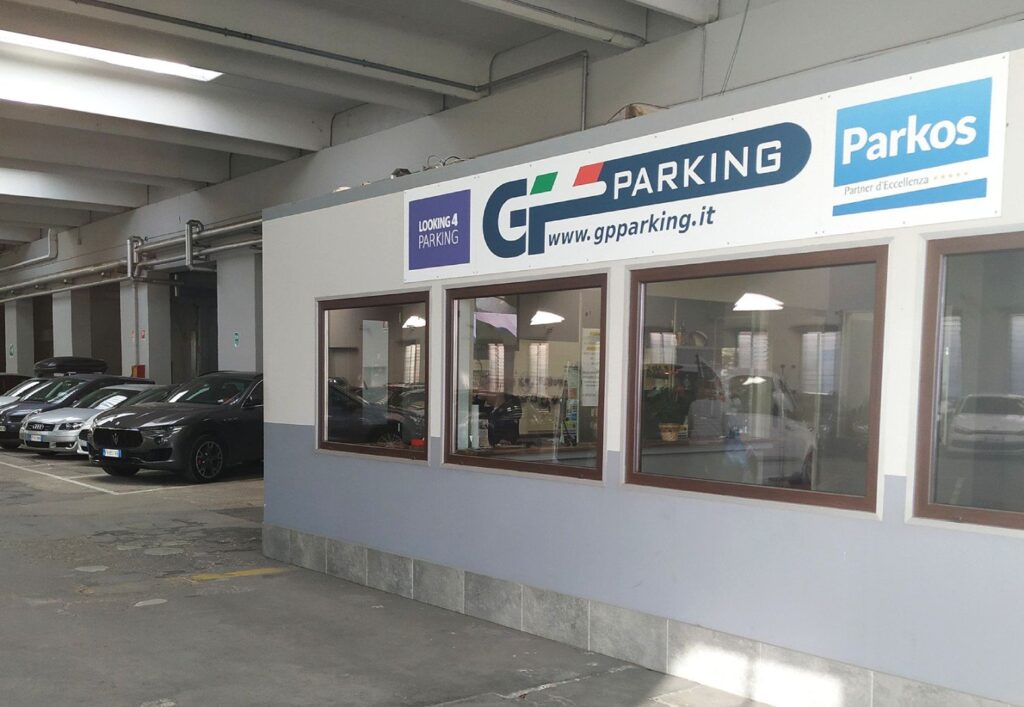Reception di GP Parking, all'interno dell'area coperta del parcheggio