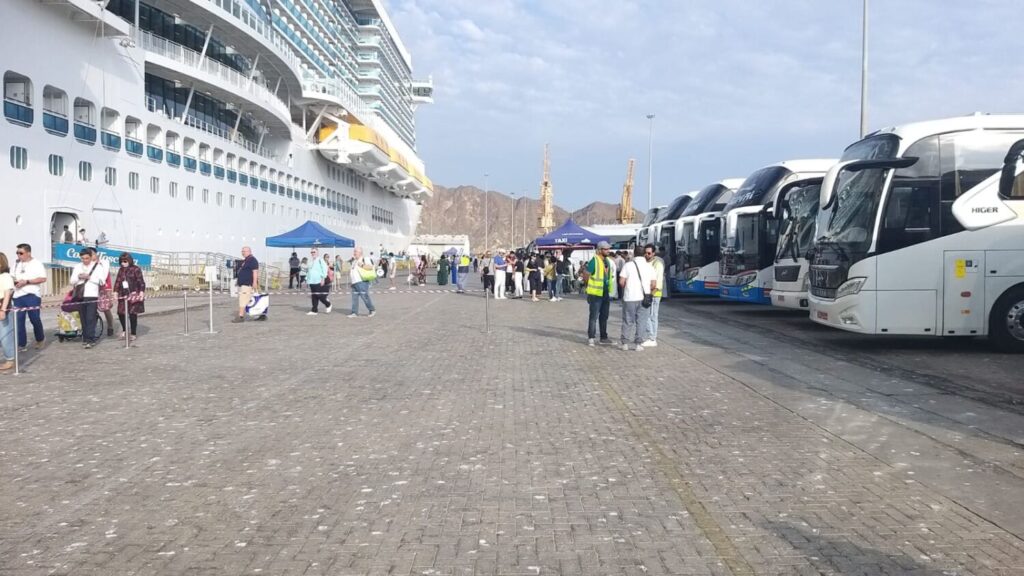 Imbarco al porto con pullman per escursioni, foto I Viaggi del Qatar