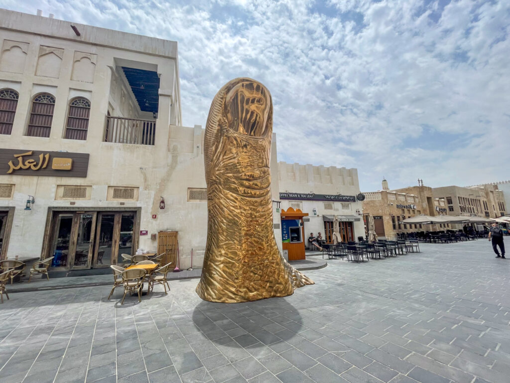 Installazione di arte contemporanea Golden Thumb al Souq Waqif di Doha