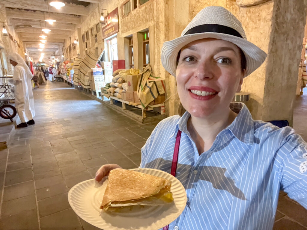 Paola Bertoni con una crepe araba al Souq Waqif, Doha