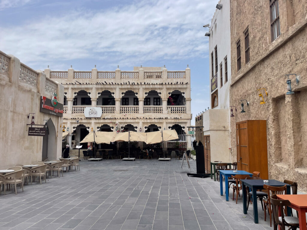 Souq Waqif a Doha fotogratato al mattino, prima dell'apertura dei negozi