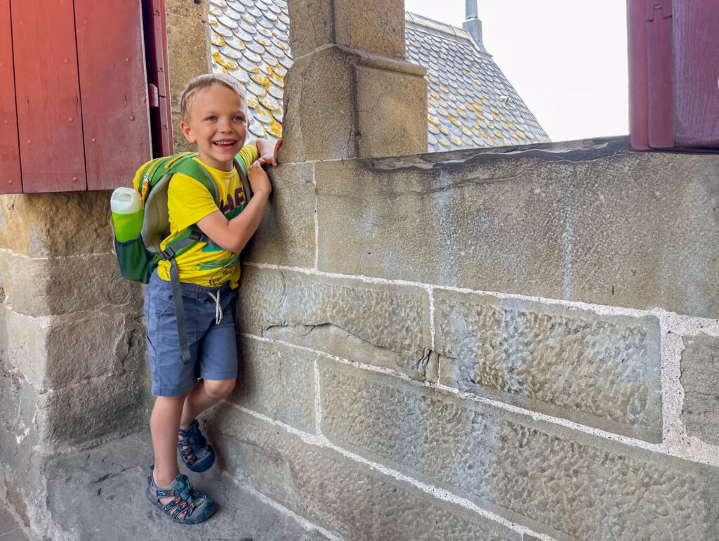 Figlio di Paola Bertoni all'interno del Castello di Carcassonne