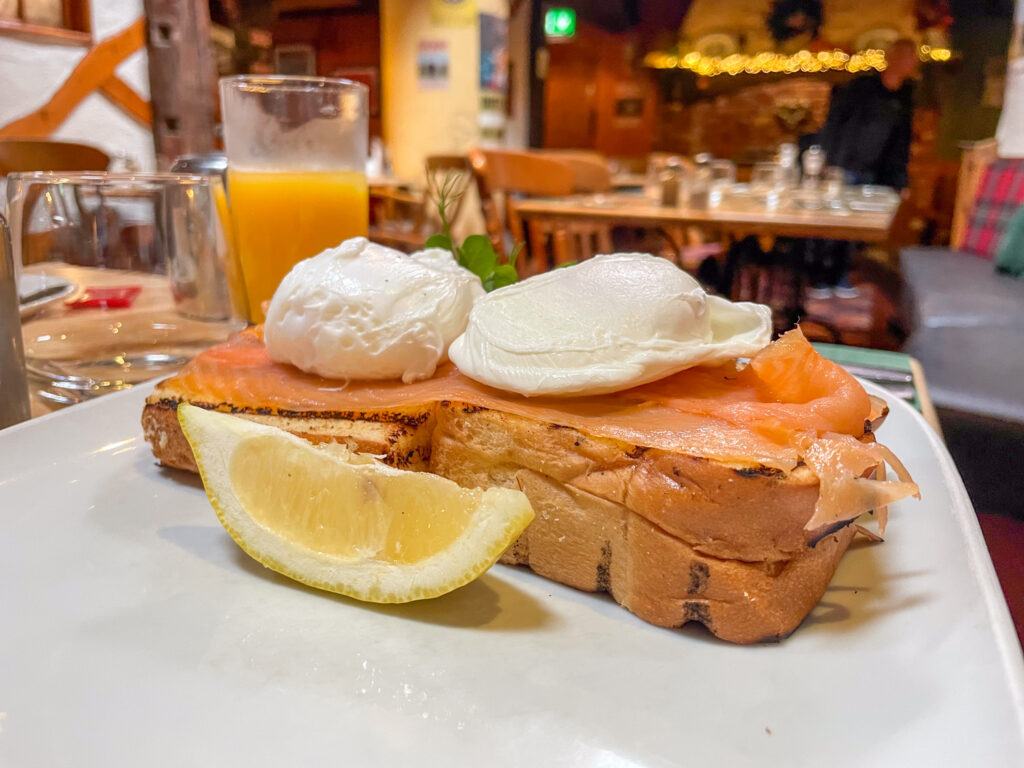Toast al salmone con uova in camicia al Pier 36 di Donaghadee, Contea di Down, Irlanda del Nord