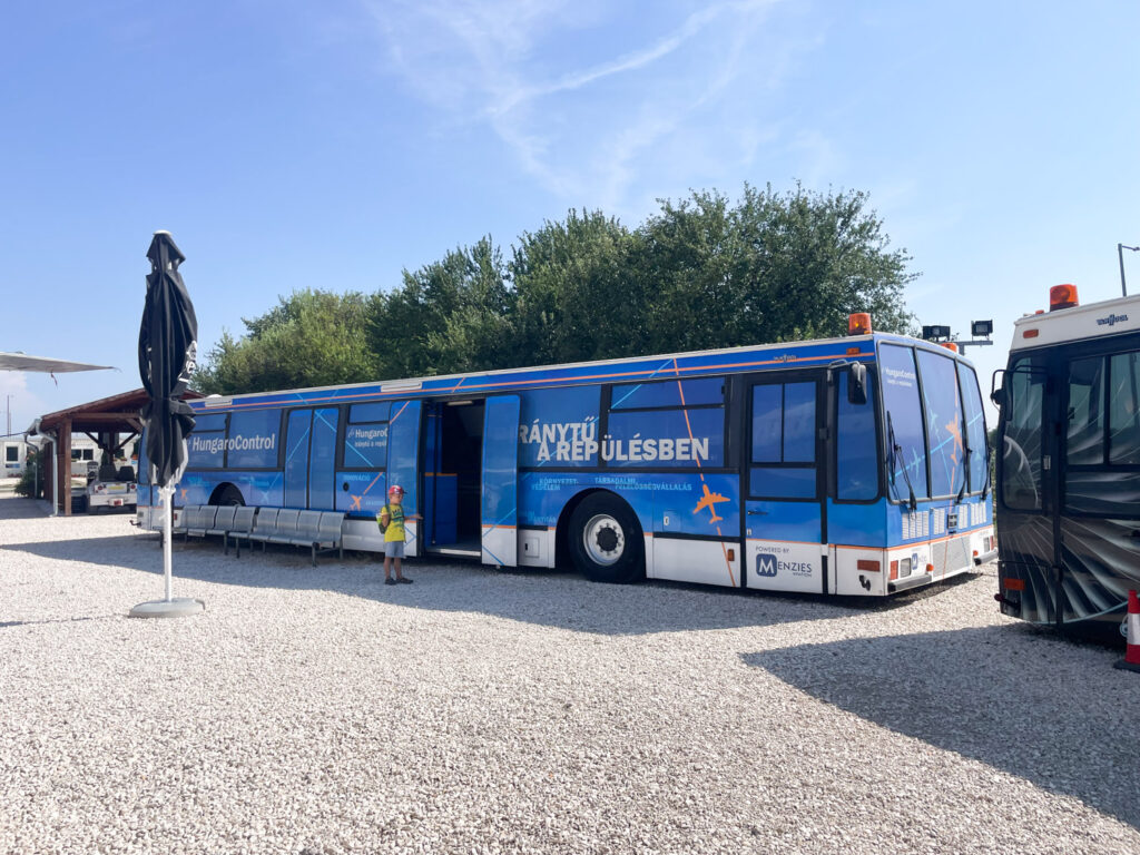 Bus con esposizione sul controllo aereo al Museo dell'Aviazione Aeropark di Budapest