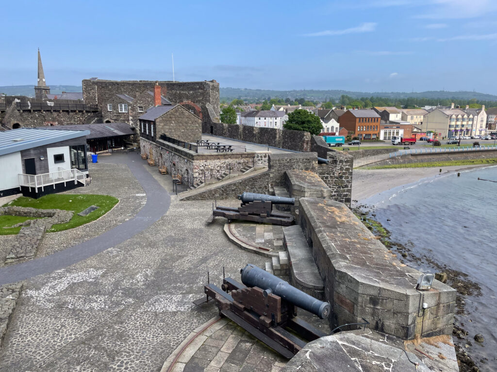 Vista dei cannoni e del villaggio di Carrickfergus dalle mura del castello