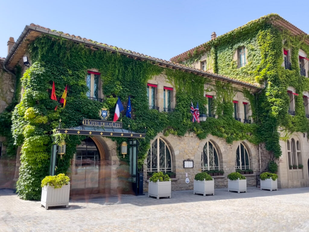 Facciata dell'Hotel de la Cité a Carcassonne