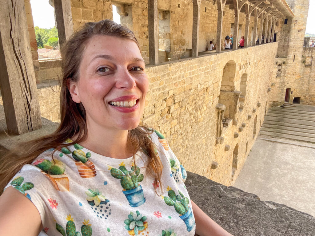 Paola Bertoni all'interno del Castello di Carcassonne