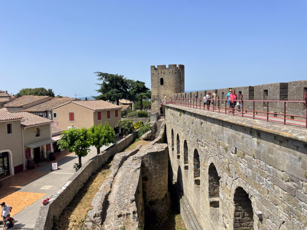 Vista della passeggiata lungo i bastioni del Castello di Carcassonne
