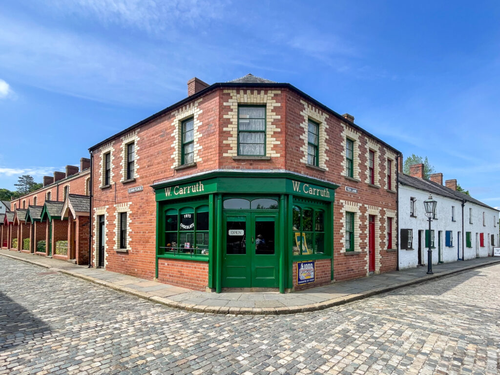La strada con il negozio di cioccolato all'Ulster Folk Museum