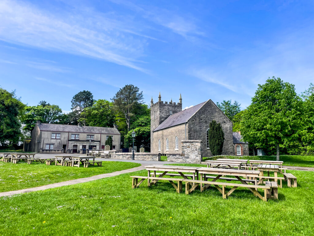 Chiesa e area picnic all'Ulster Folk Museum