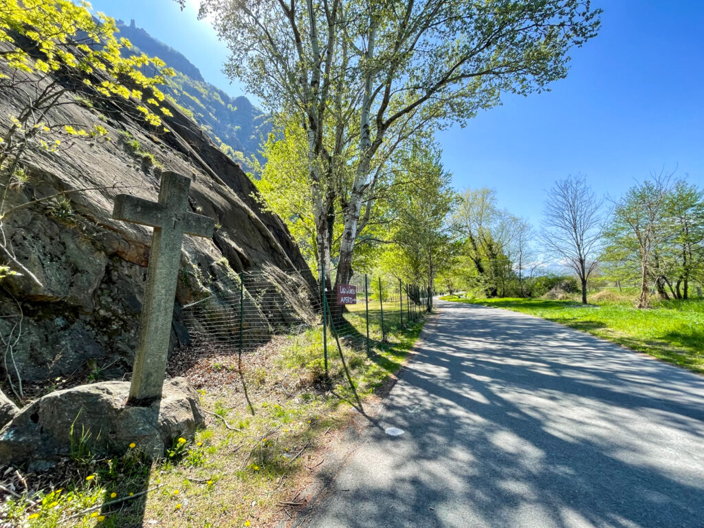 Pista ciclabile che costeggia la montagna tra Sant'Ambrogio di Torino e Chiusa San Michele