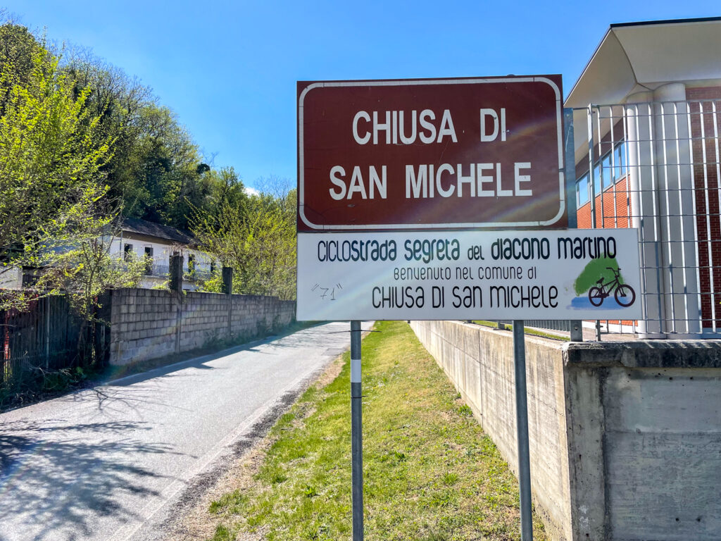 Cartello a Sant'Ambrogio di Torino, che segnala la Ciclostrada Segreta del Diacono Martino