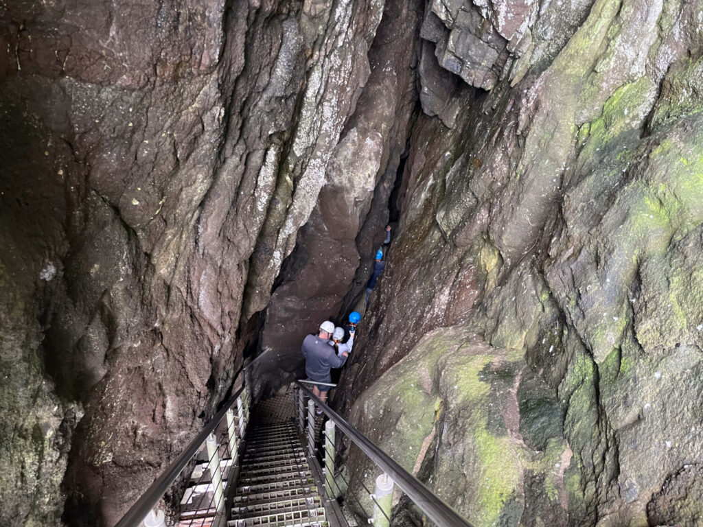 Ingresso alla grotta lungo il sentiero The Gobbins in Irlanda del Nord