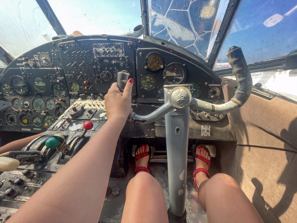Interno della cabina di un aereo esposto all'Aeropark Repülőmúzeum di Budapest