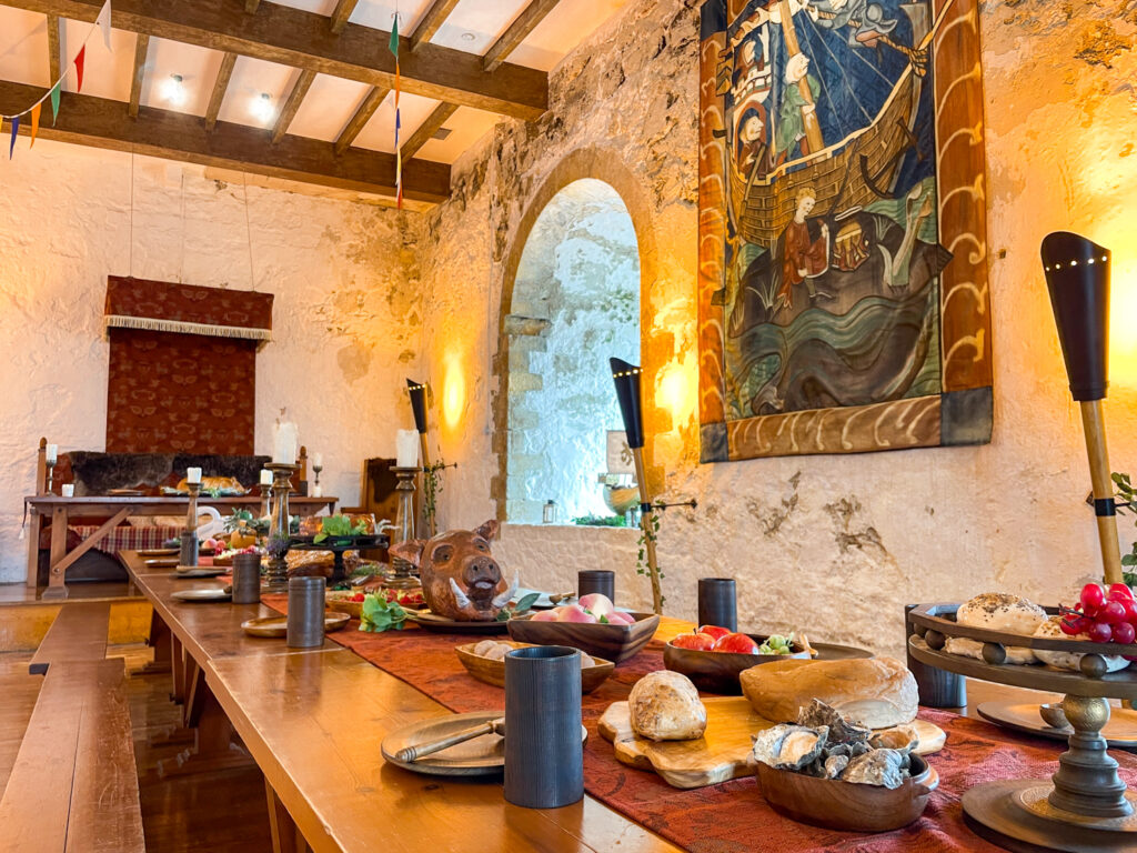 La sala da pranzo del Castello di Carrickfergus, allestita con un banchetto