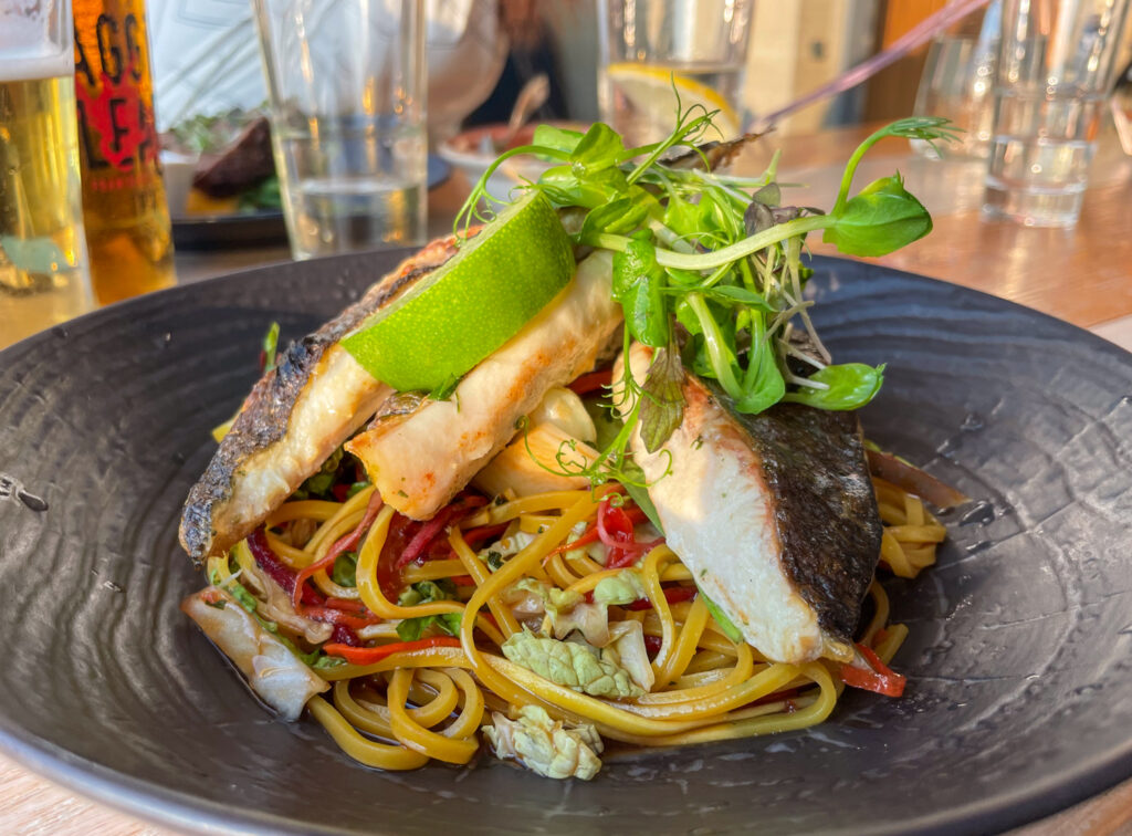 Salmone con noodles all'Harbour and Company di Donaghadee, Contea di Down