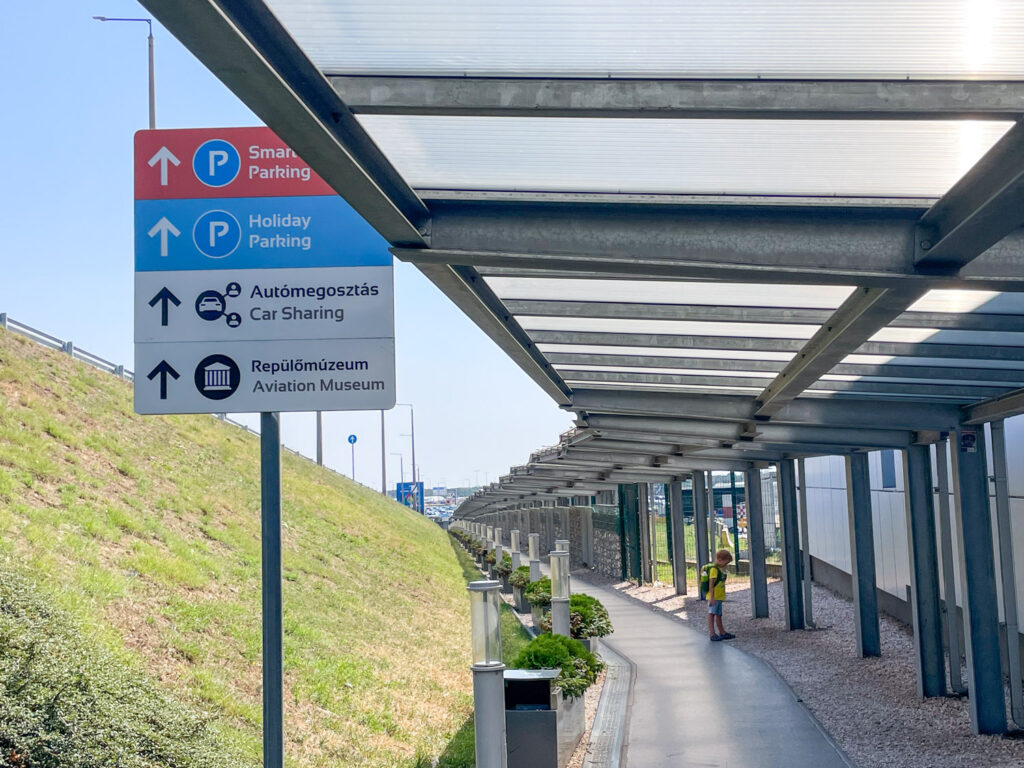 Percorso pedonale che collega Aeropark con l'Aeroporto Internazionale Ferenc Liszt di Budapest