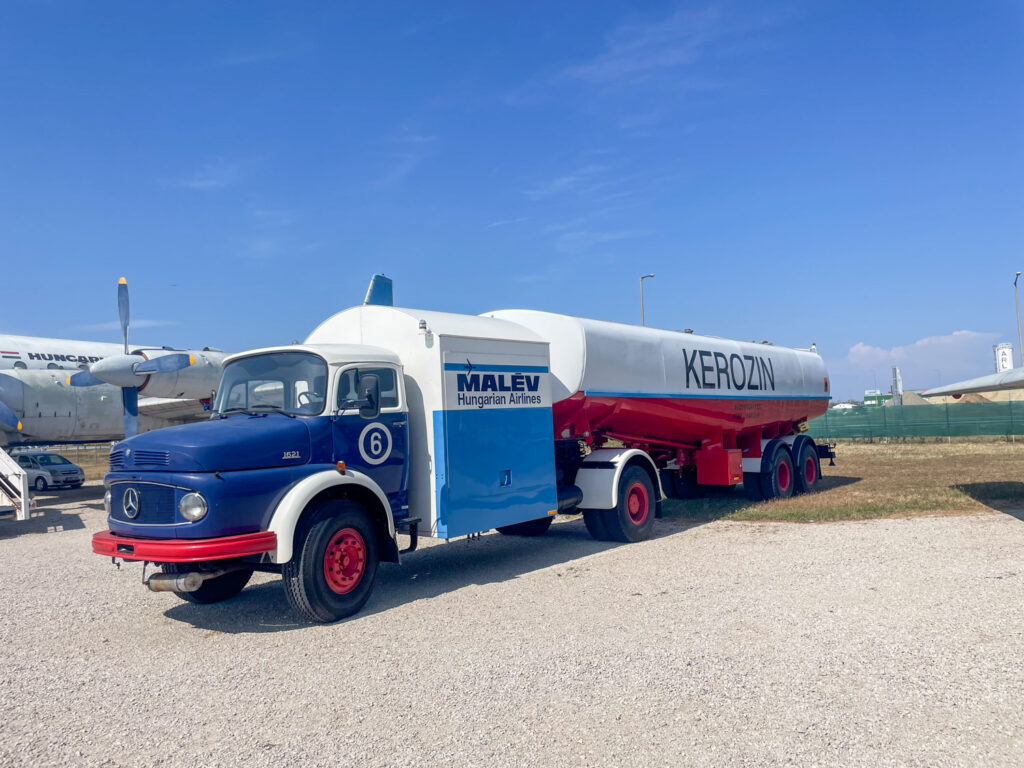 Camion per rifornimento carburante al Museo dell'Aviazione Aeropark di Budapest