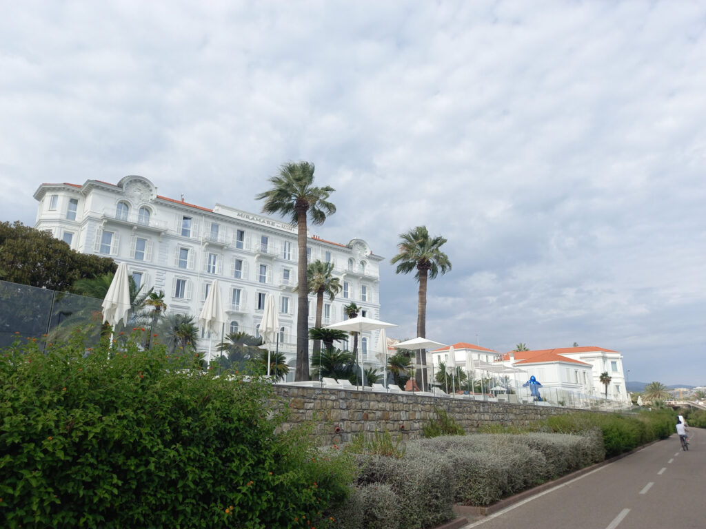 L'hotel Miramare di Sanremo visto dalla Pista Ciclabile della Riviera dei Fiori