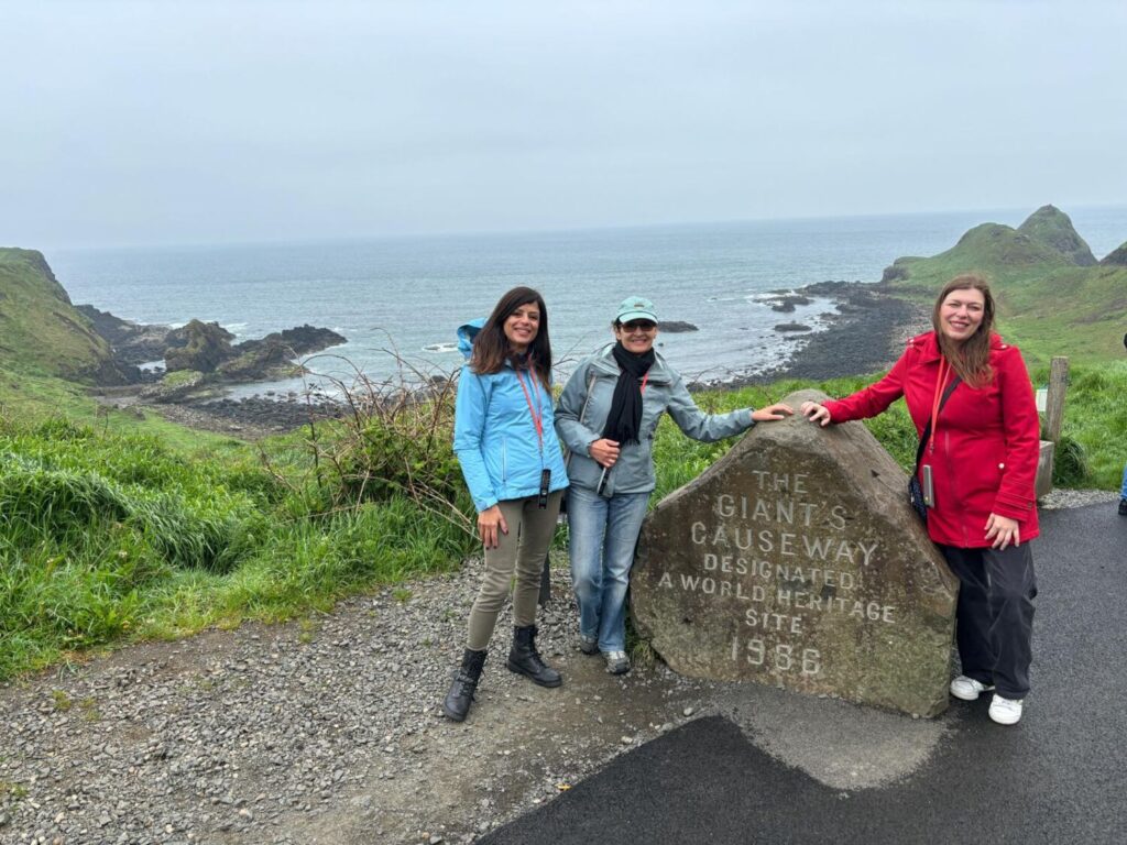Lucia Speziale, Marina Fiorenti e Paola Bertoni al Giant's Causeway, in Irlanda del Nord