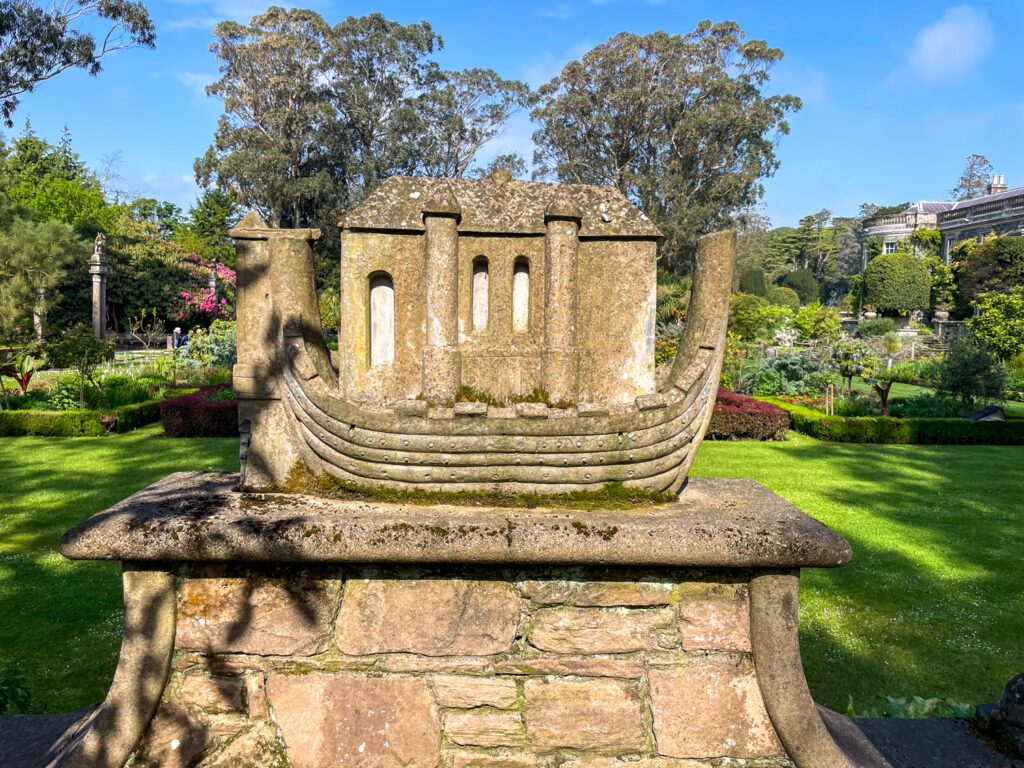 Scultura dell'Arca nella Terrazza del Dodo nel giardino di Mount Stewart, Irlanda del Nord