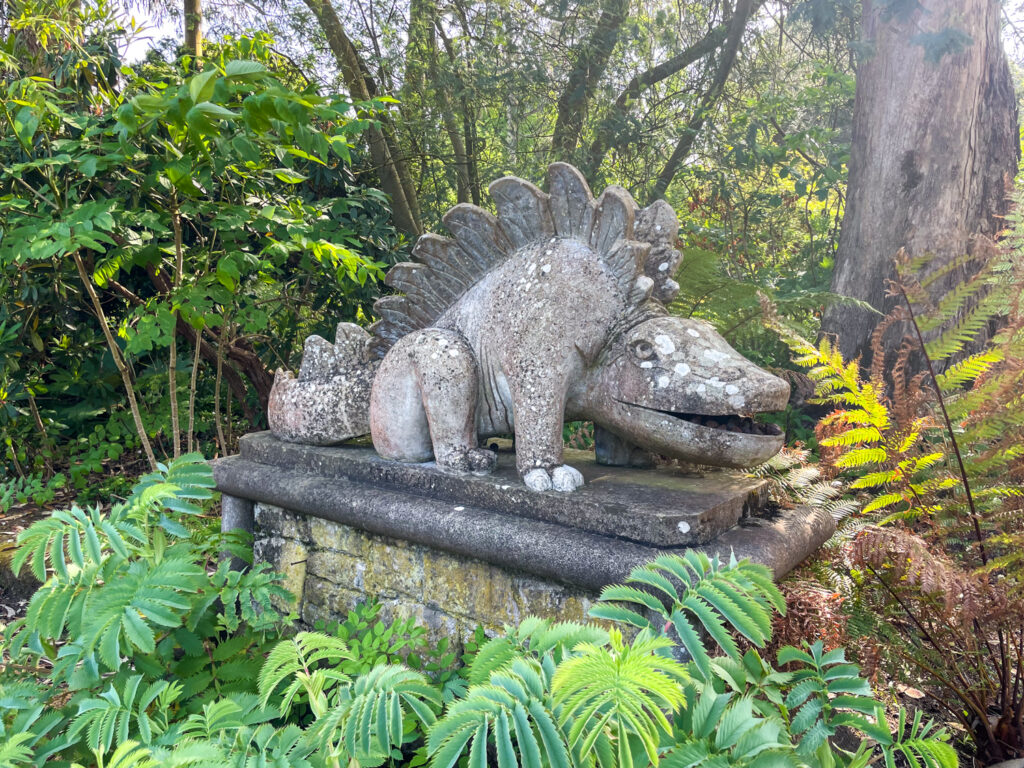 Scultura a forma di drago nella parte del giardino di Mount Stewart dedicata all'Arca