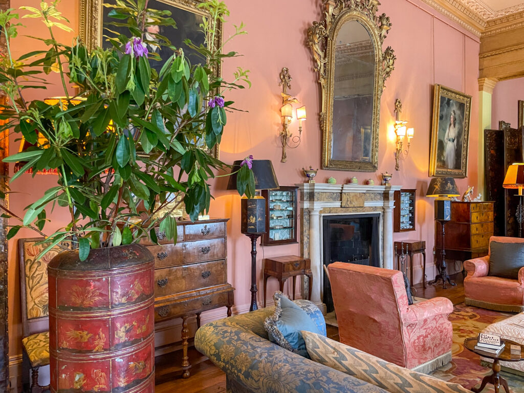 Particolare del salotto privato di Lady Londonderry nella casa di Mount Stewart