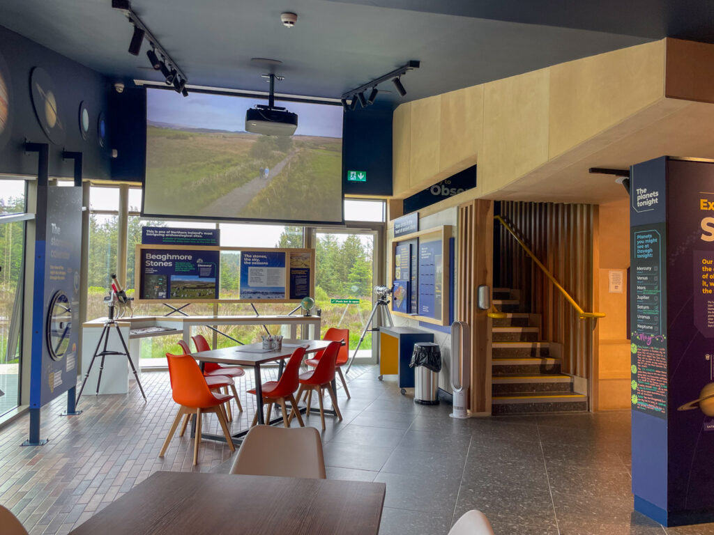 Interno dell'Osservatorio OM Dark Sky Park a Omagh, Irlanda del Nord