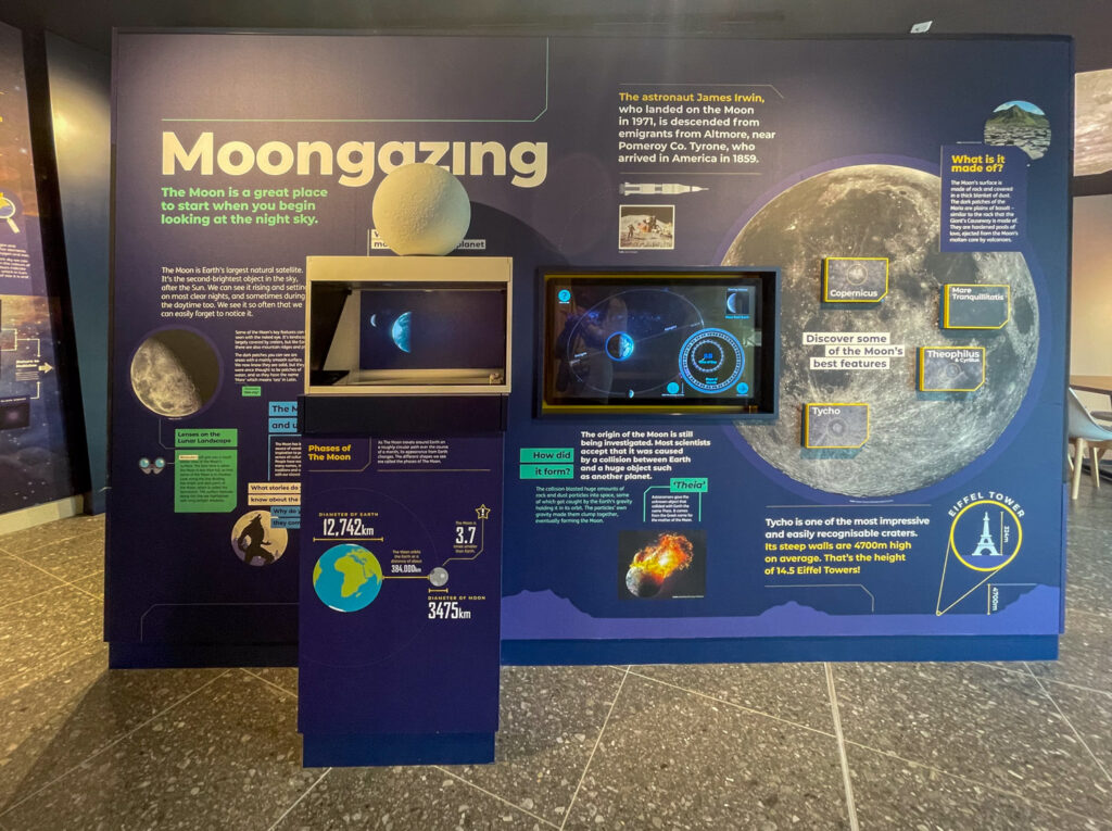Esposizione dedicata alla luna presso l'osservatorio OM Dark Sky Park di Omagh, Irlanda del Nord