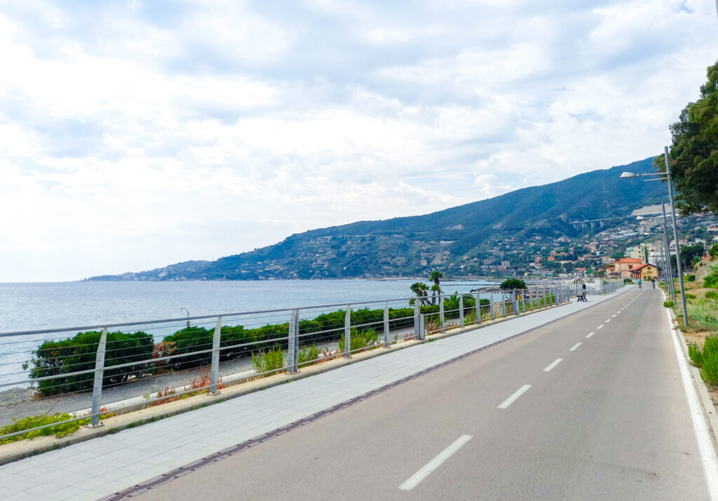 Il mare di Ospedaletti visto dalla Pista Ciclabile del Ponente Ligure