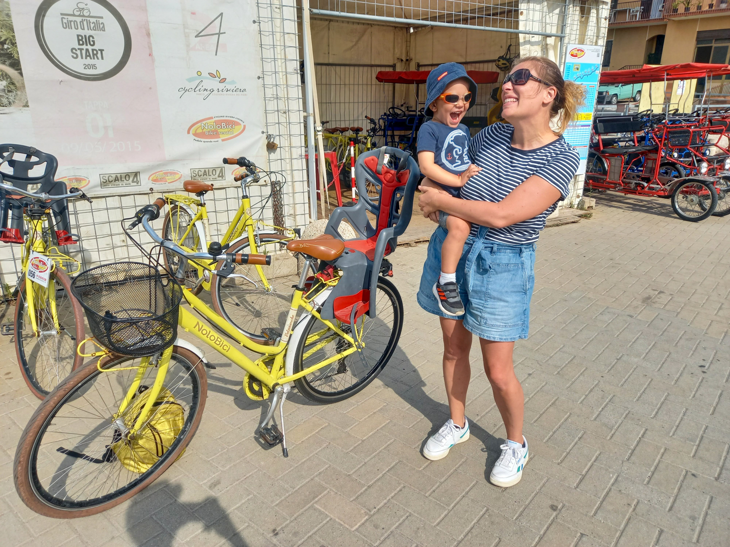 Paola Bertoni e figlio sulla Pista Ciclabile del Ponente Ligure