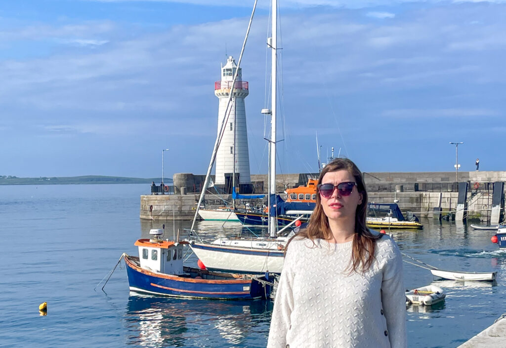 Paola Bertoni davanti al faro di Donaghadee, Contea di Down, Irlanda del Nord