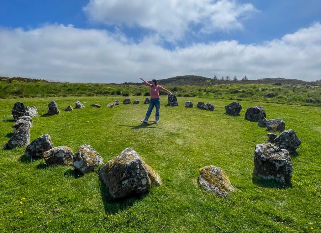 Paola Bertoni all'interno di un cerchio di pietre a Beaghmore, Irlanda del Nord