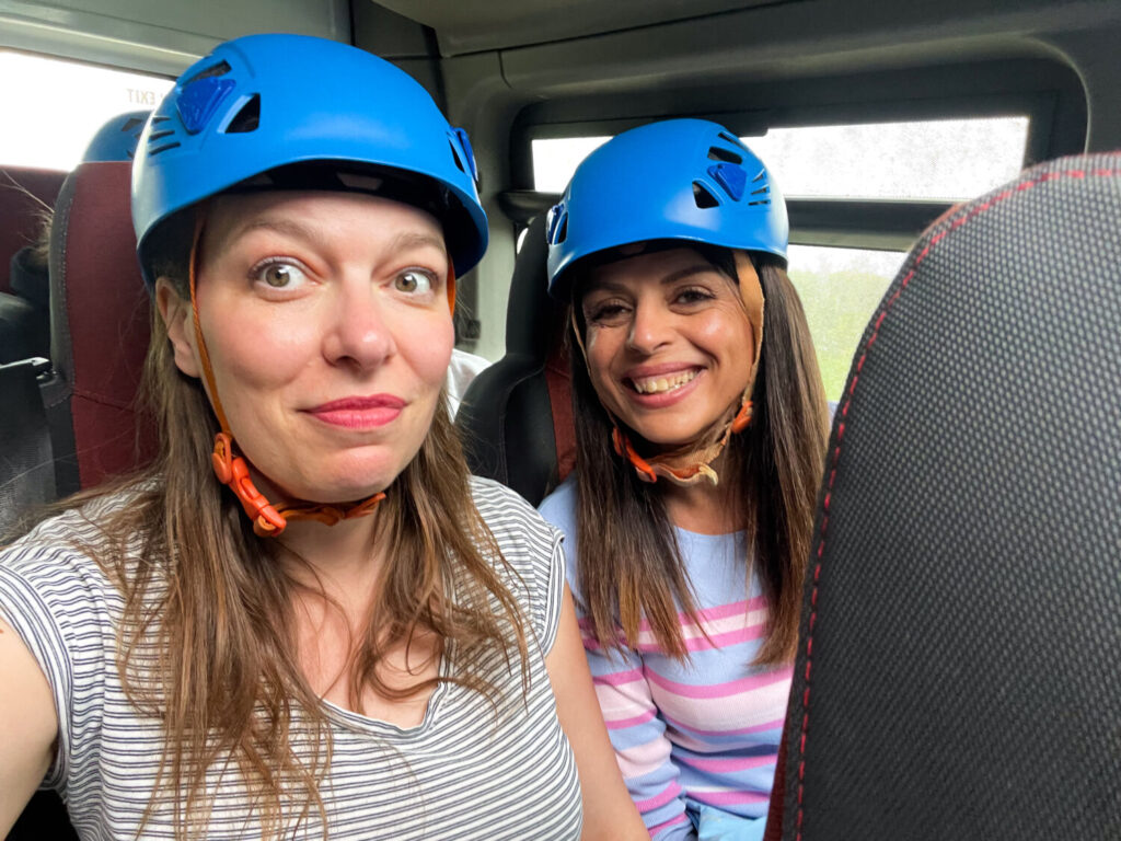 Paola Bertoni e Lucia Speziale sul bus per raggiungere il sentiero The Gobbins in Irlanda del Nord