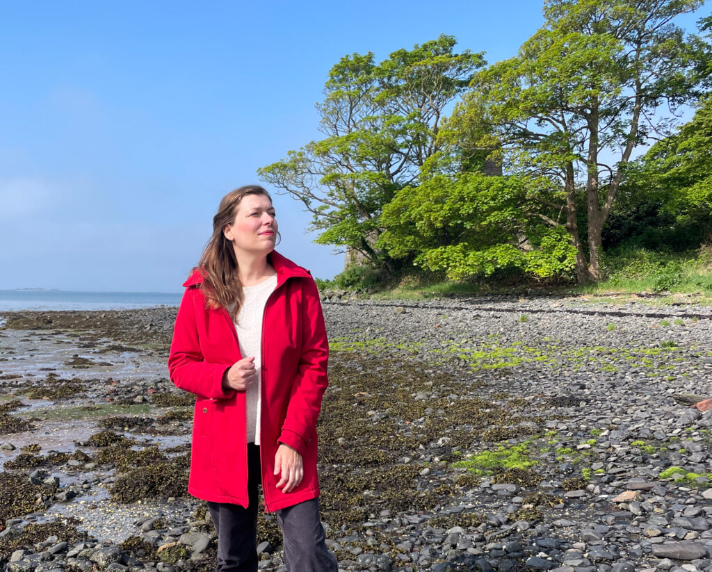 Paola Bertoni sulla spiaggia dell’insenatura di Strangford Lough, di fronte all'ingresso di Mount Stewart