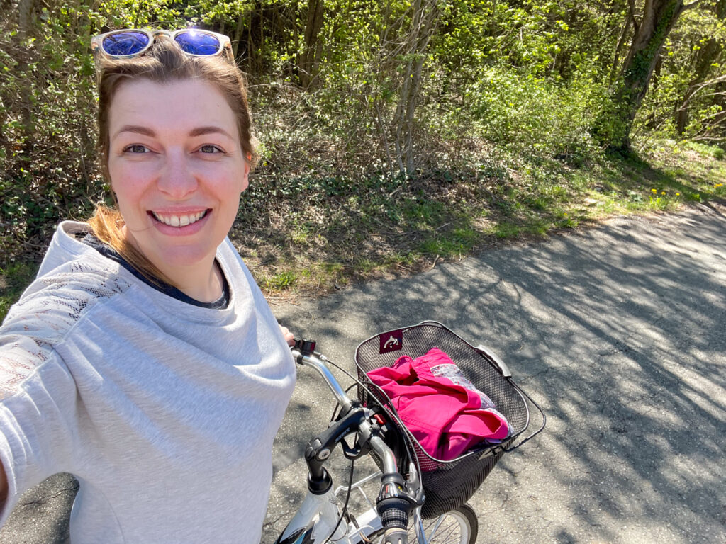 Paola Bertoni lungo la Ciclostrada Segreta del Diacono Martino, nel tratto tra Sant'Ambrogio di Torino e Chiusa San Michele