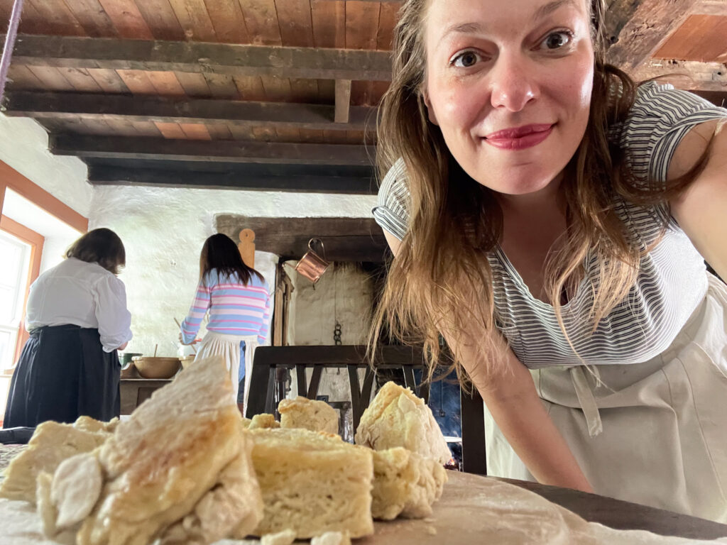 Paola Bertoni con del pane tradizionale appena sfornato all'Ulster Folk Museum